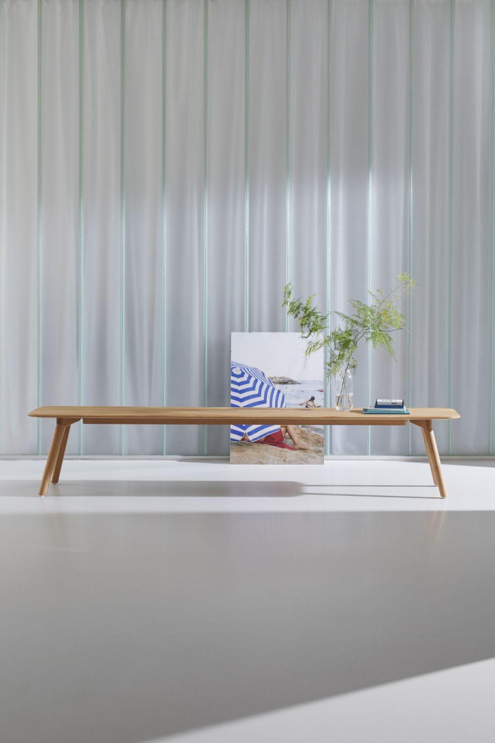 MEYER Bank aus Esche, gewachst mit Weißpigment. Moderne Holzbank für Wohnzimmer und Flur.