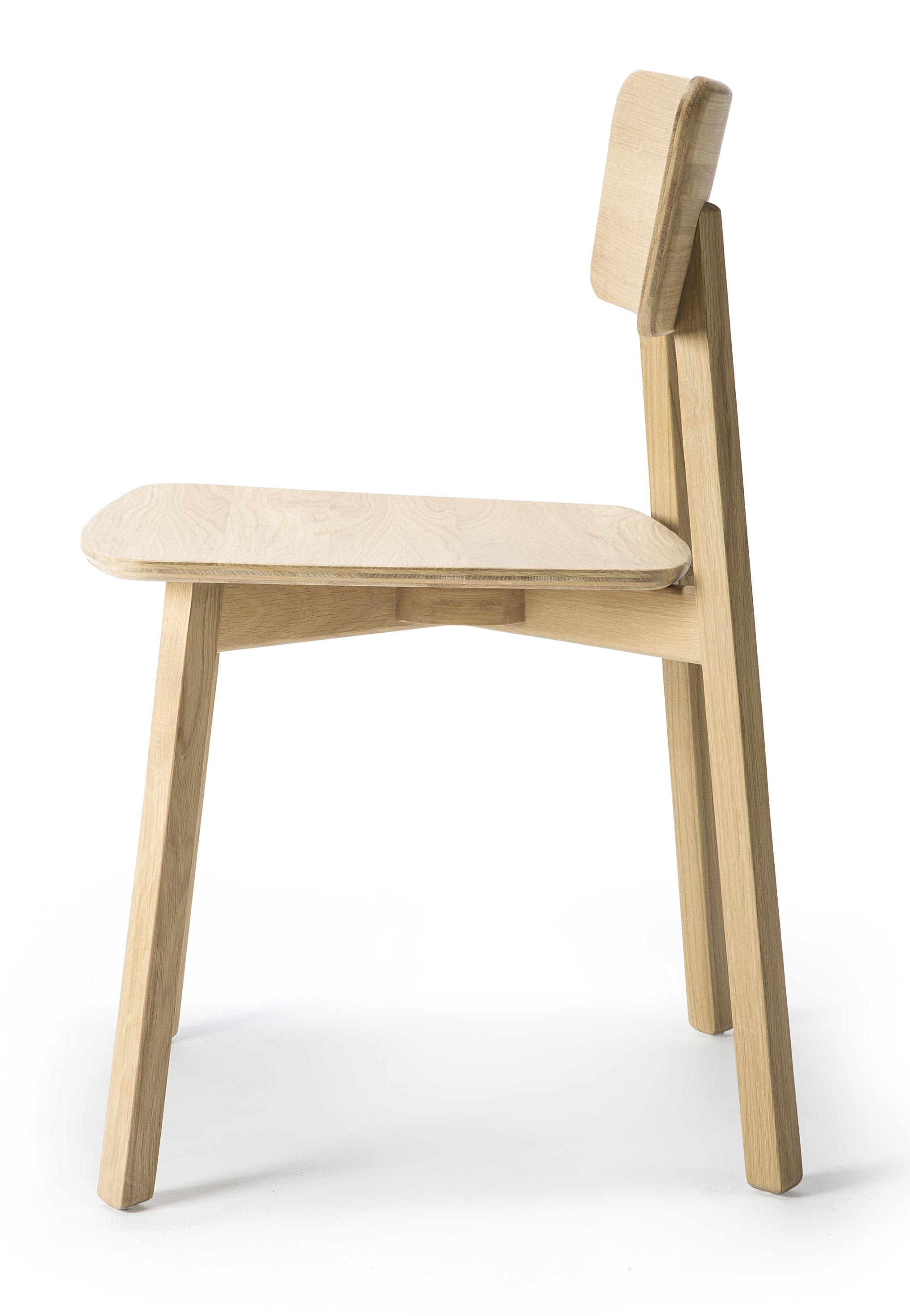 Casale Stuhl aus Eiche von Ethnicraft, lackiert, ohne Armlehne, Seitenansicht auf weißem Hintergrund.