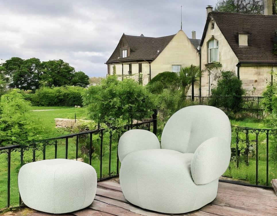 Heller Nana Outdoor Pouf mit Ottoman von Freifrau Manufaktur auf Holzterrasse. Bequeme Gartenmöbel.