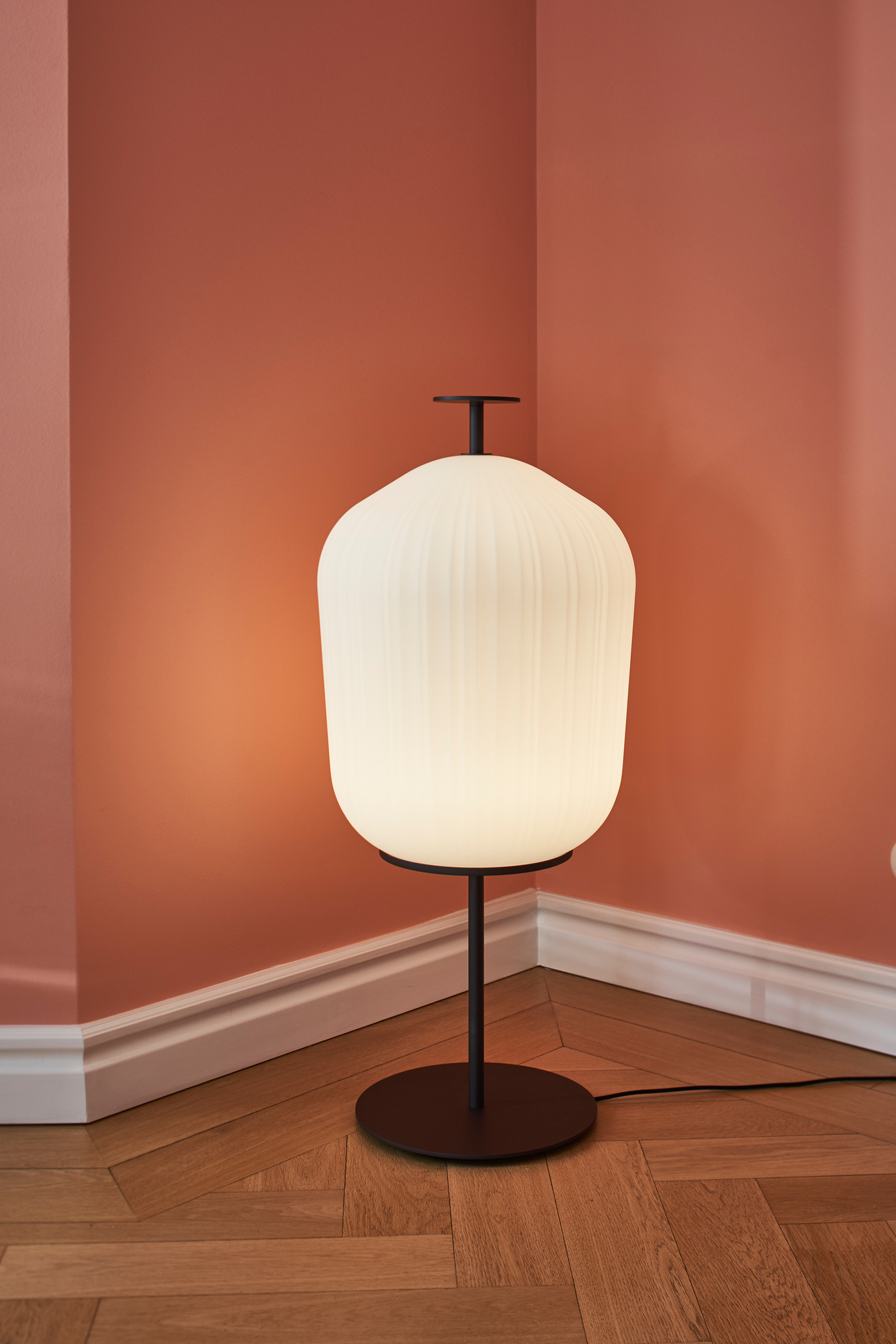 Nahaufnahme der Plissée Stehleuchte von ClassiCon mit plissiertem Lampenschirm und Messingdetails.