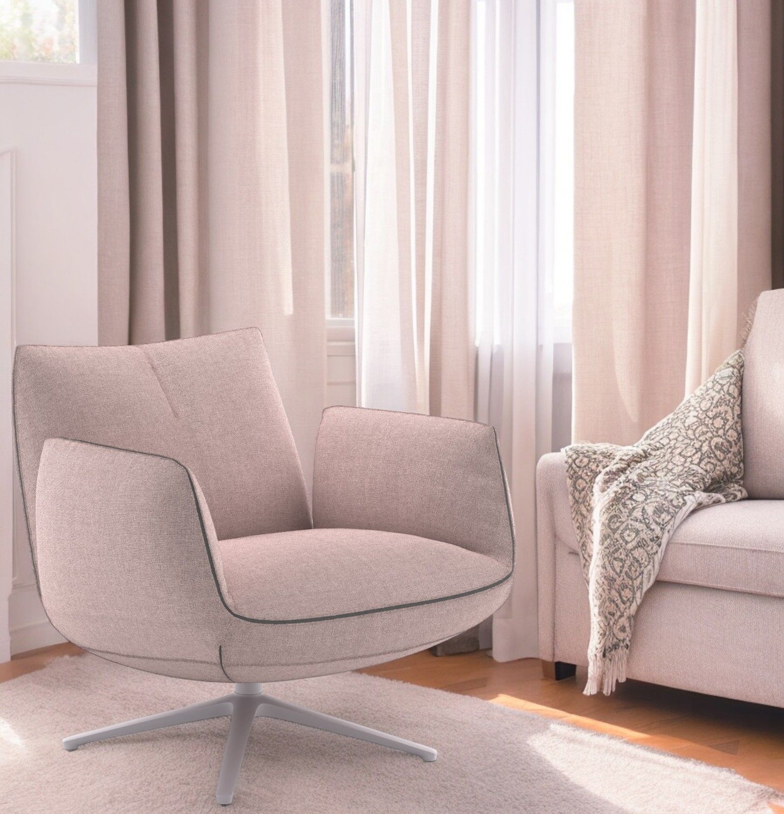 Jalis Clubsessel von Cor mit 4-Fuß-Gestell in hellem Stoff und modernem Design.