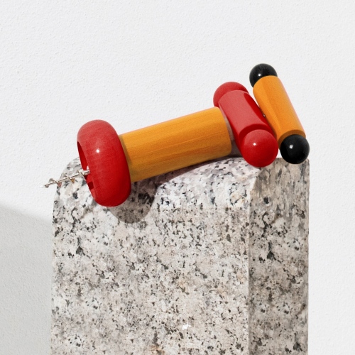 Alessi Korkenzieher ES17, ein farbenfrohes Einzelstück in Schwarz, Gelb und Weiß, auf einem Steinsockel.