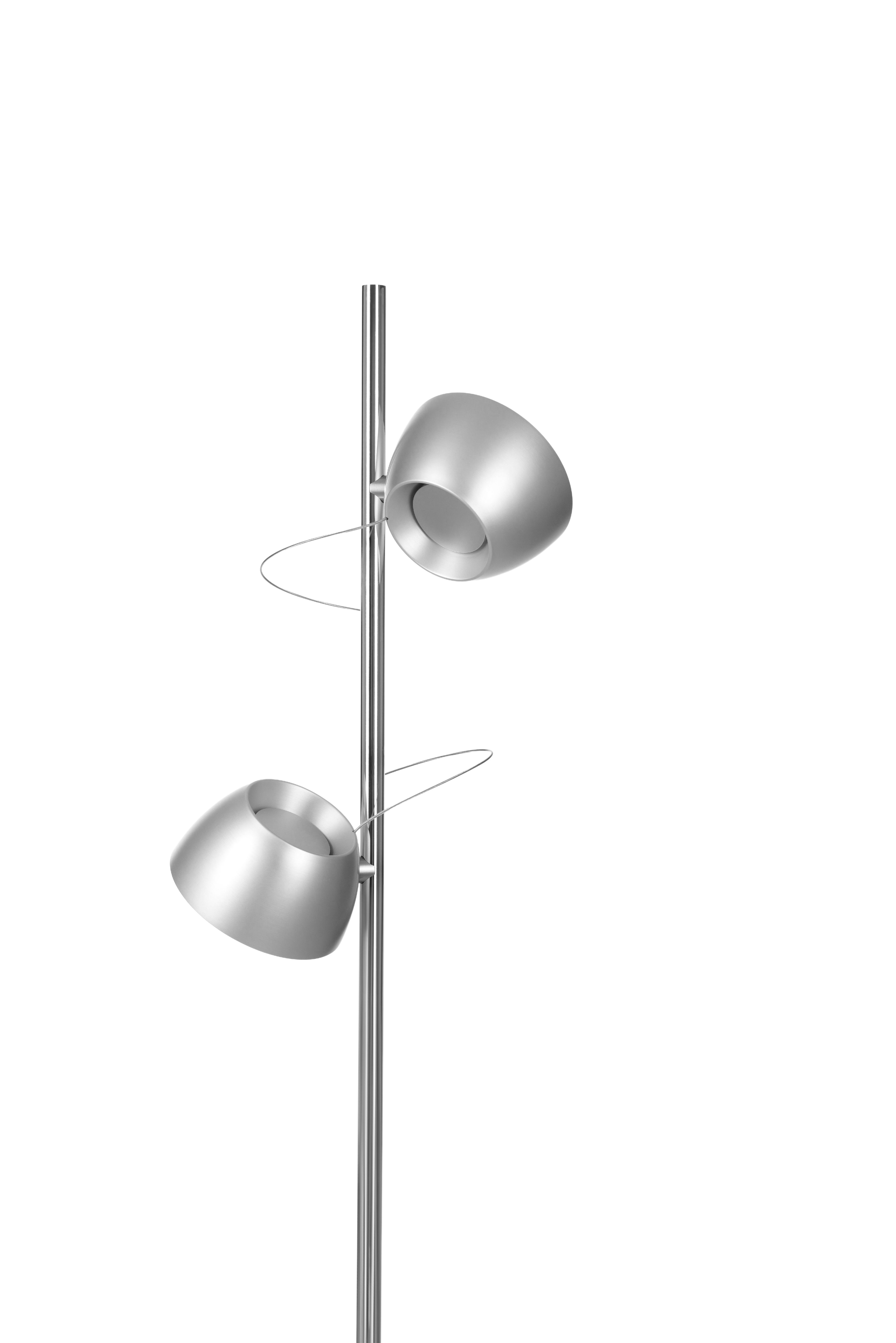 Irio S Stehleuchte von Baltensweiler, silberne LED-Stehlampe mit zwei schwenkbaren Leuchtenköpfen.