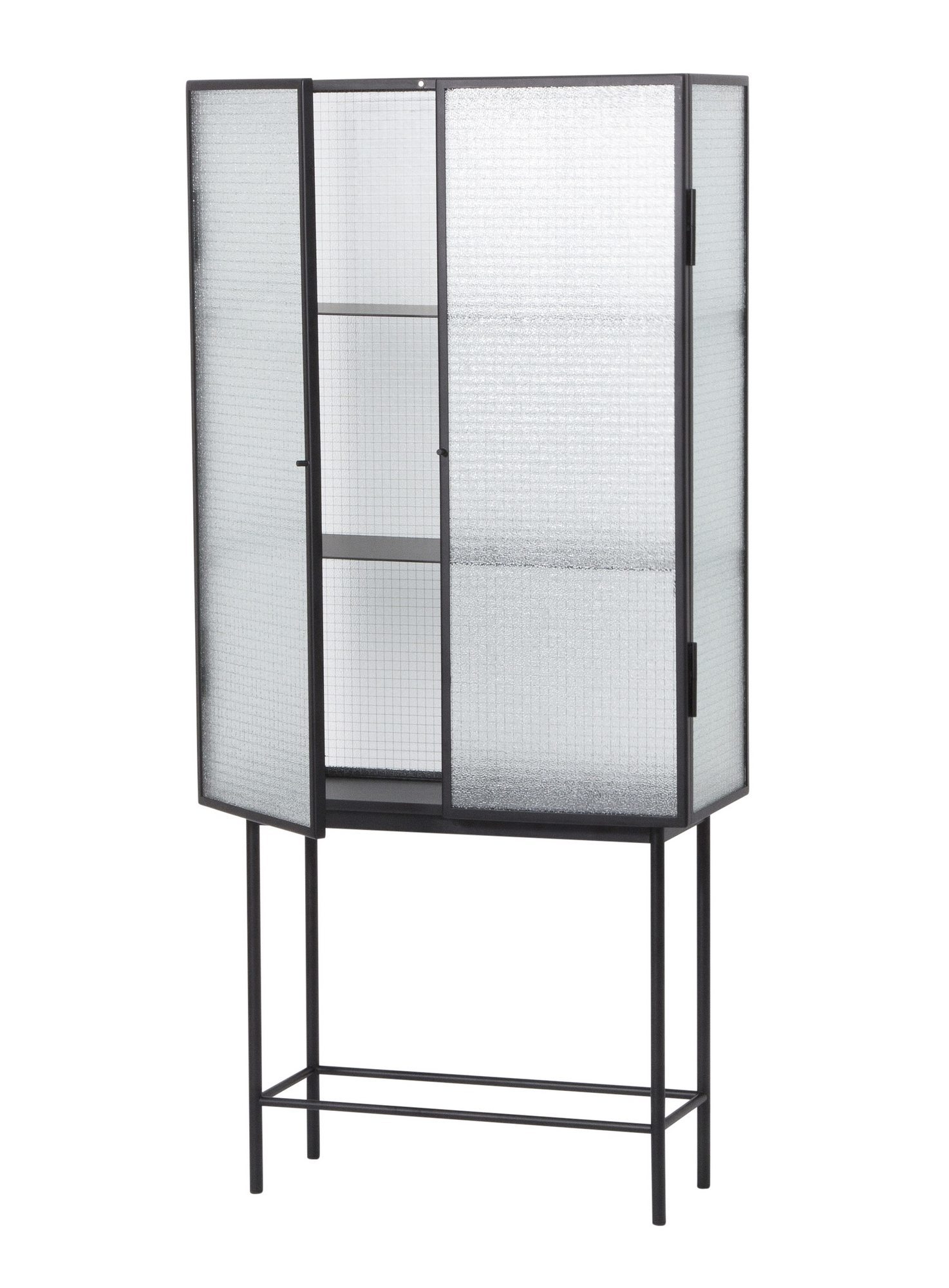 Ferm Living Haze Vitrine mit Glasfront und Metallrahmen, teilweise geöffnet, auf schlanken Füßen.