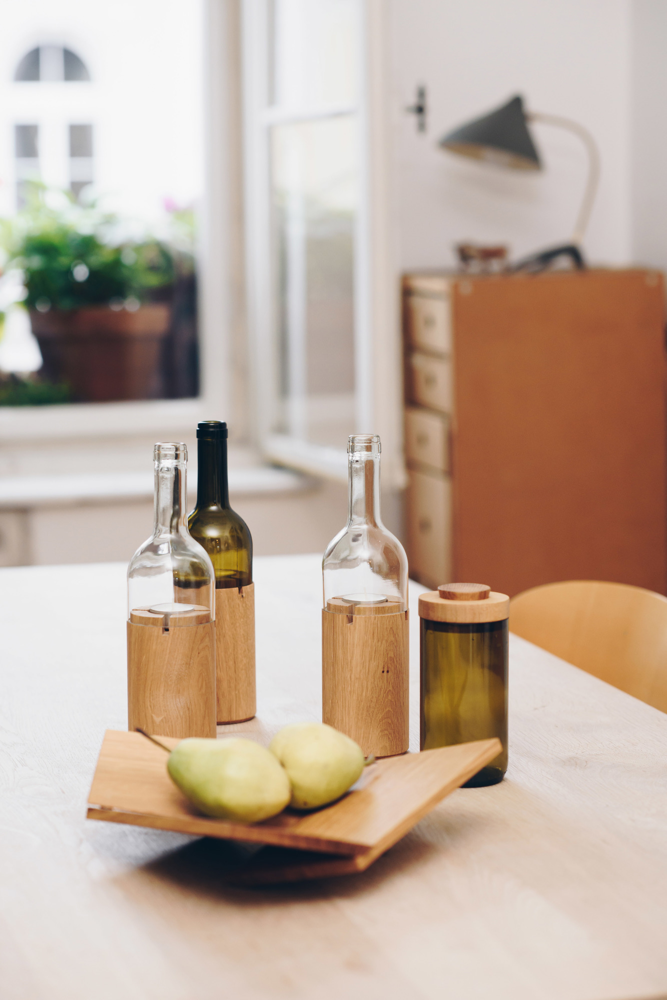 WeinWindlicht Side by Side Glas grün auf Tisch, dekorative Flaschenwindlichter aus Glas und Holz mit Birnen.