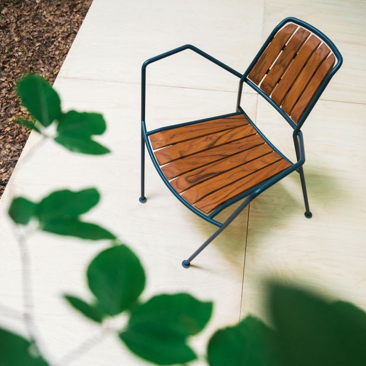 Osmo Teak Stuhl von Prostoria für den Außenbereich, mit dunklem Metallgestell und Teakholz-Sitzfläche.