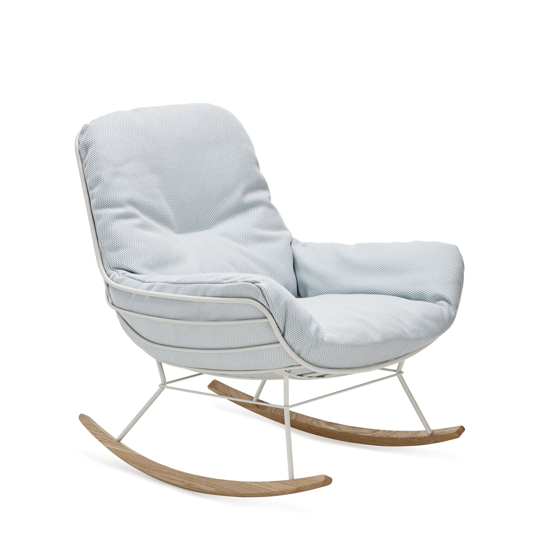 Leyasol Lounge Schaukelstuhl von Freifrau Manufaktur: Moderner Schaukelstuhl mit hellblauem Bezug und Holz-Kufen. Bequemes Lounge Möbel.