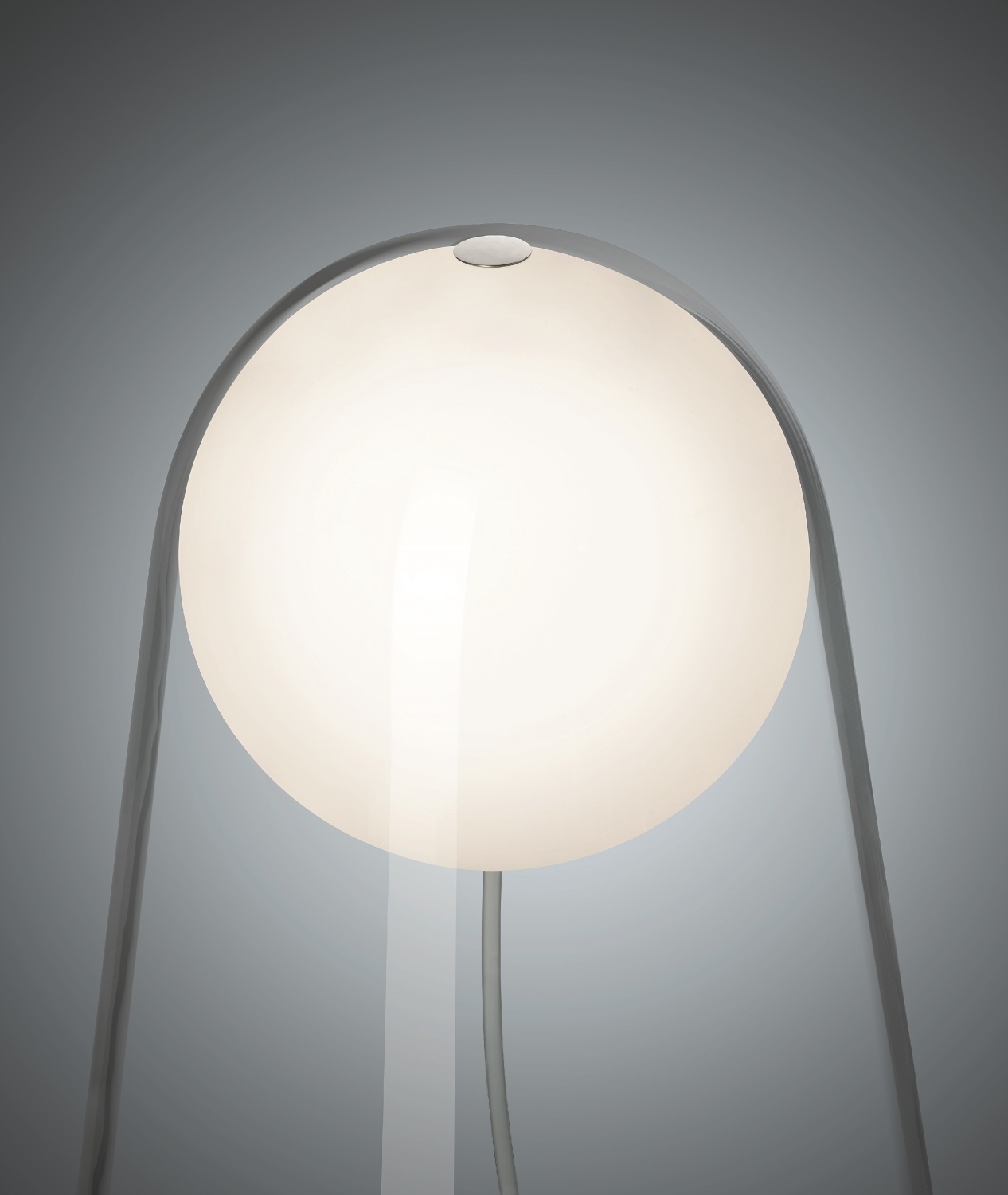 Nahaufnahme der Foscarini Satellight Tischleuchte mit runder, leuchtender Kugel und transparentem Schirm.