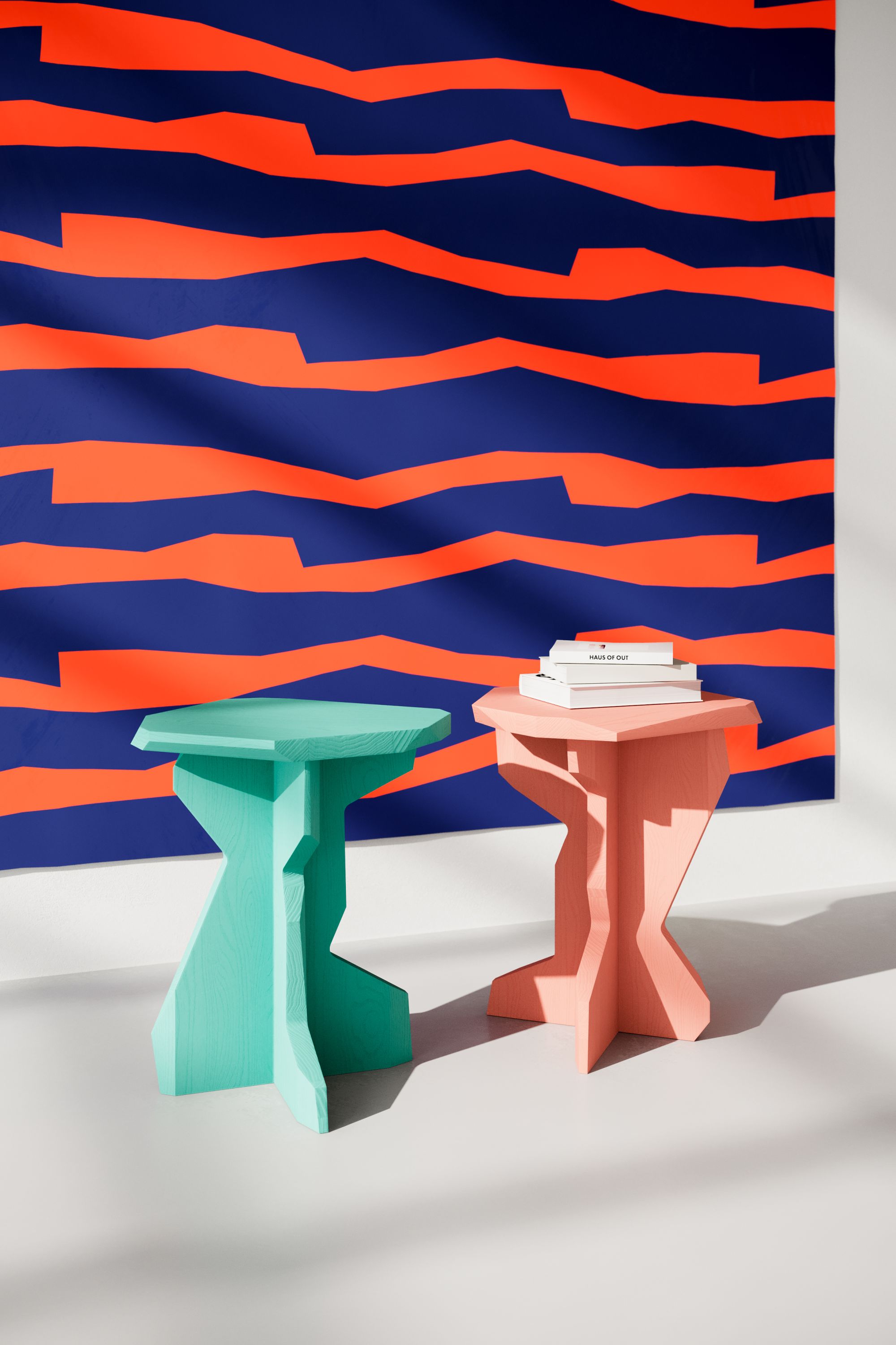 Zwei farbige FELS Hocker aus Esche, modernes Design für Wohnzimmer und Büro.