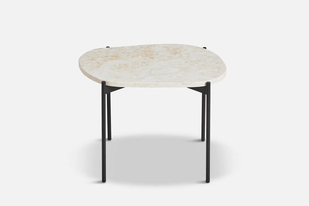 La Terra Couchtisch von Woud mit Marmorplatte und schwarzem Metallgestell. Moderner Beistelltisch.