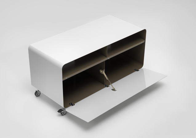 Weißes R 108N Sideboard von Müller Möbelfabrikation mit Rollen und geöffneter Tür, Innenraum mit Regalen.
