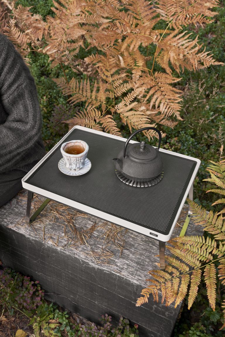Vipp Outdoor Tray Tisch mit Teekanne und Tasse im Freien aufgestellt.