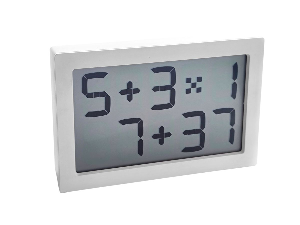 Weiße Digitaluhr im Albert Clock Design mit LED-Anzeige und Rechenaufgaben.