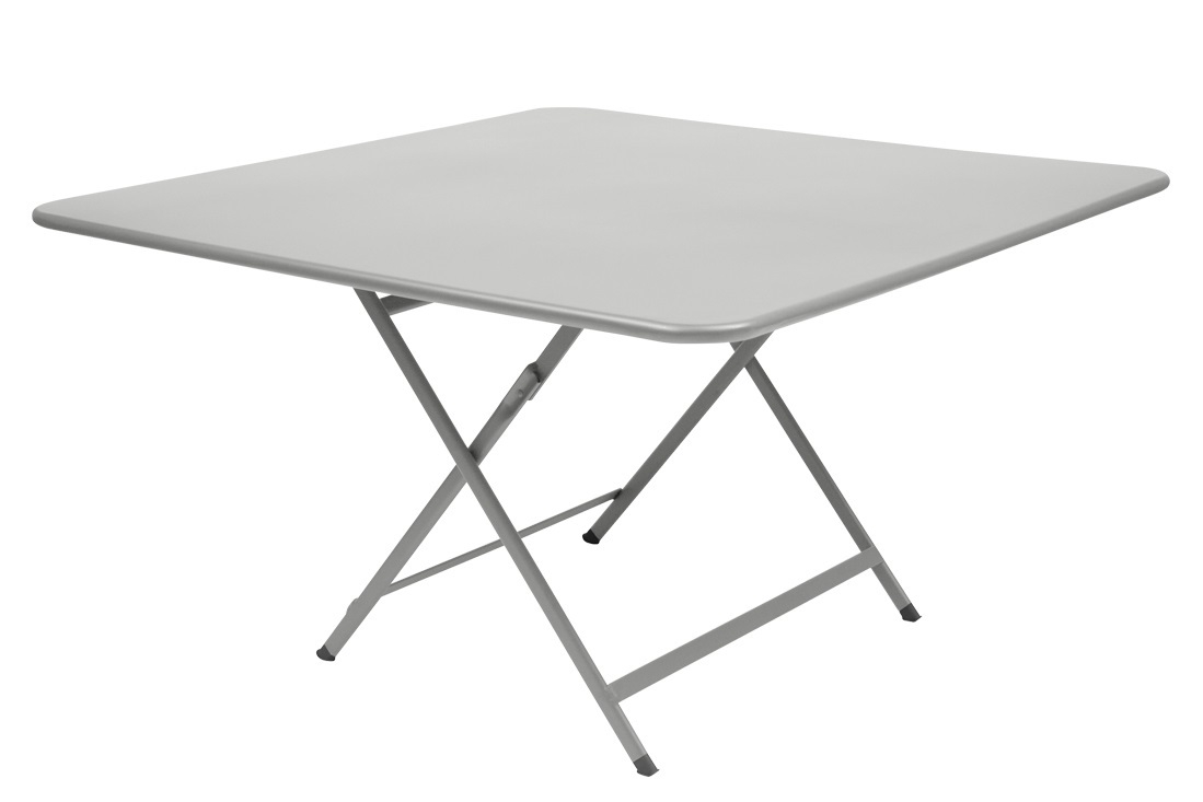 Silberner, quadratischer Fermob Caractere Klapptisch für den Outdoor-Bereich. Ideal für Garten, Balkon und Terrasse.