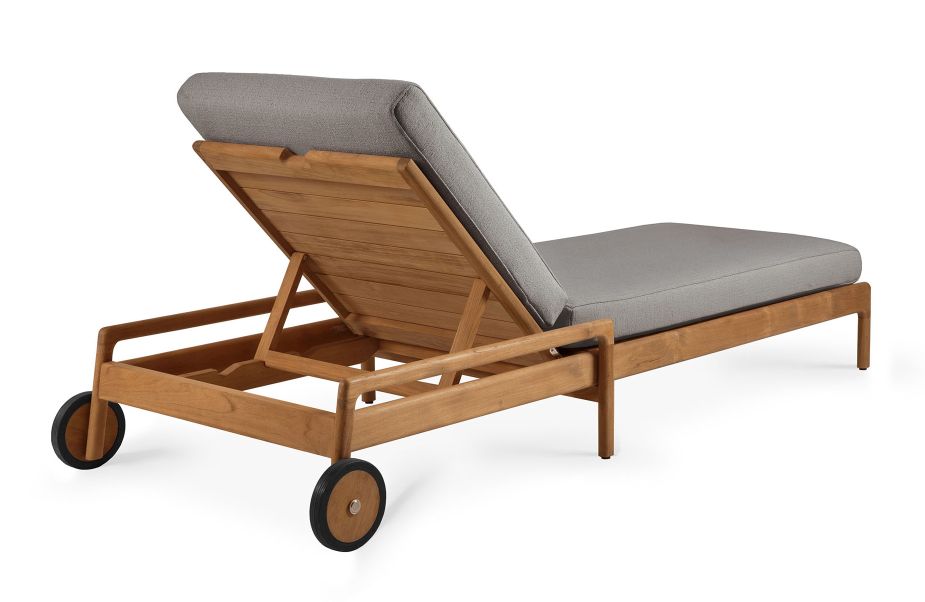 Kissen für Jack Outdoor Liege von Ethnicraft: Detailansicht der Gartenliege mit Rädern und grauen Polsterkissen.