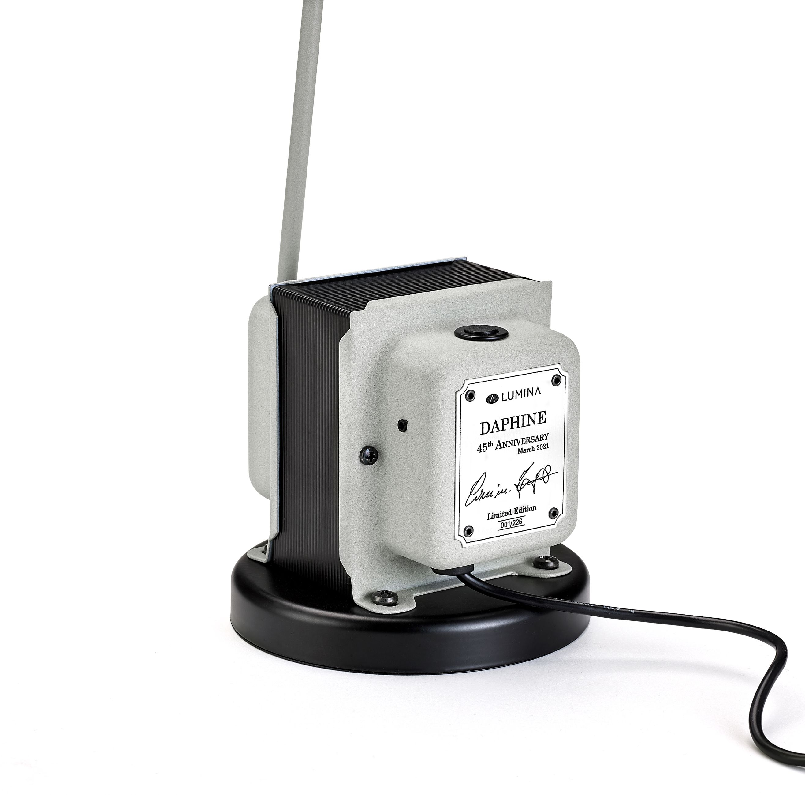 Daphine LED Tischleuchte Limited Edition, graues Metallgehäuse mit schwarzem Fuß, modernes Design.