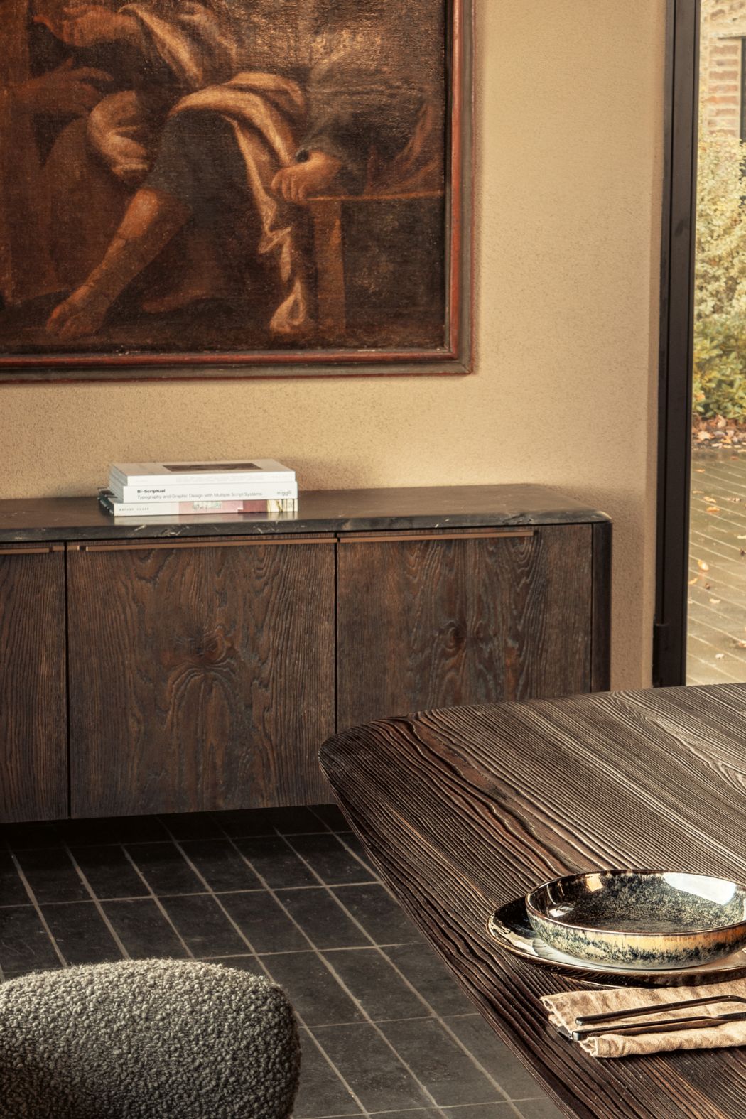 Anthrazitfarbenes BC 11 Basket Sideboard von Janua mit vier Türen und Kupfergestell im modernen Wohnraum.