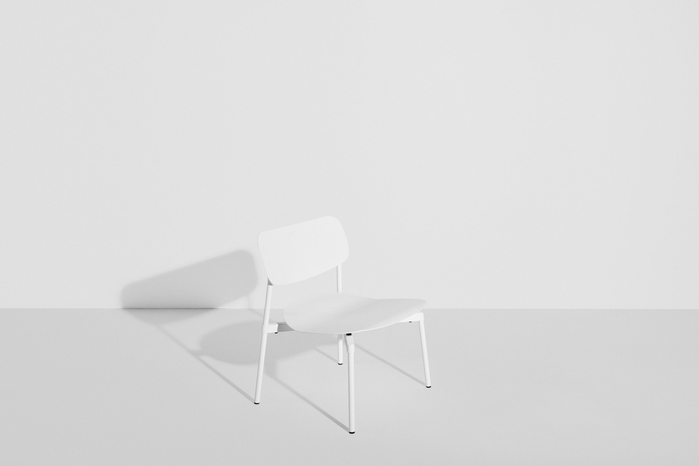 Weißer Fromme Lounge Chair Sessel von Petite Friture, minimalistisches Design für Wohnzimmer und Büro.
