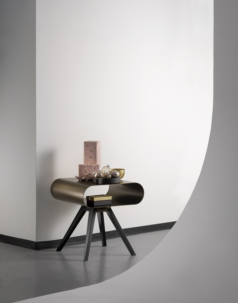 LO 12 Beistelltisch von Müller Möbelfabrikation in Bronze mit Ablage und Weihnachtsdekoration. Moderner Nachttisch für Schlafzimmer.