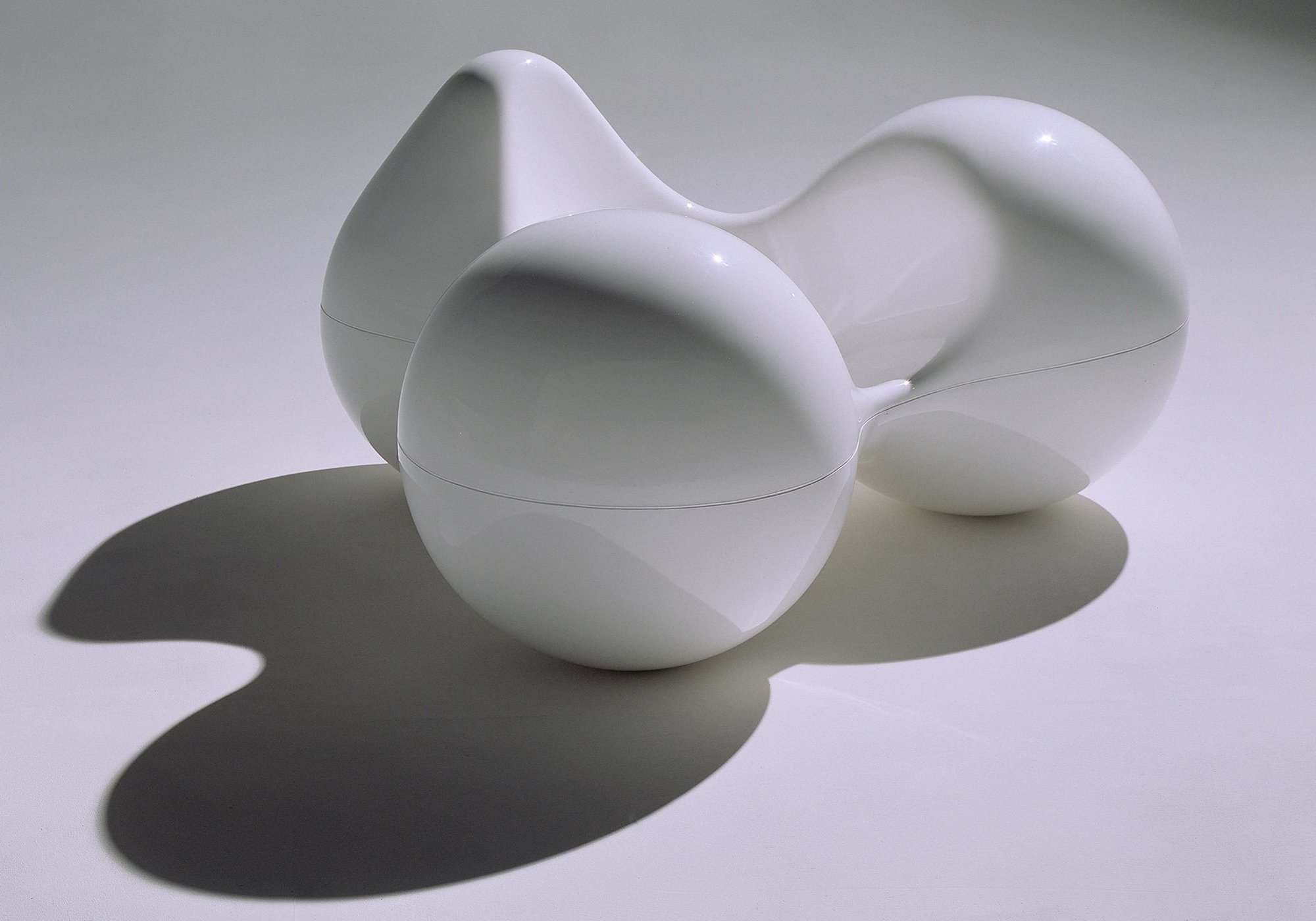 Minimalistischer Tomato Stuhl von Eero Aarnio Originals in Weiß, modernes Designmöbel für Wohnzimmer und Büro.