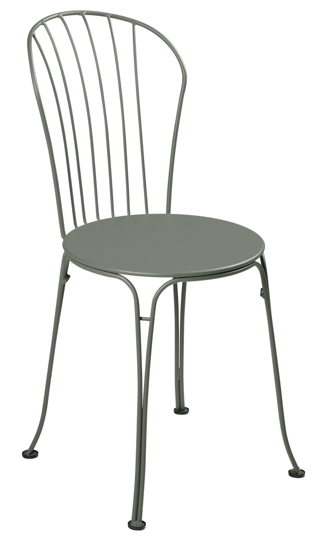Opéra+ Stuhl von Fermob, ein grüner Metallstuhl für den Außenbereich mit filigranem Design.