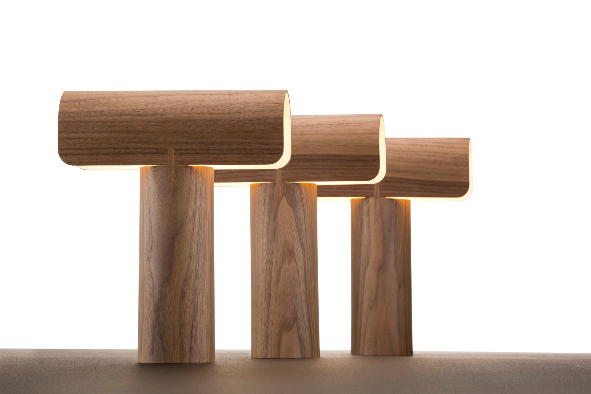 Teelo 8020 Tischleuchte von Secto Design aus Nussbaumholz, moderne Holzlampe für Nachttisch oder Schreibtisch.