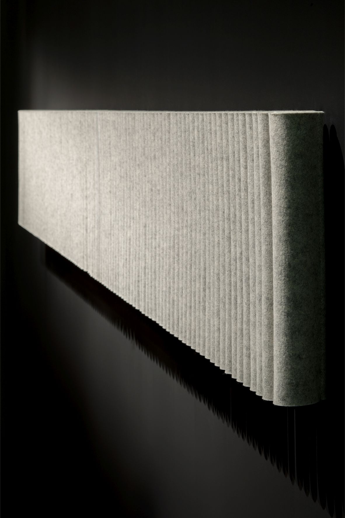 Hey Sign Welle Wandmodul im Querformat, grauer Filz, zur Schallabsorption und Wandgestaltung.