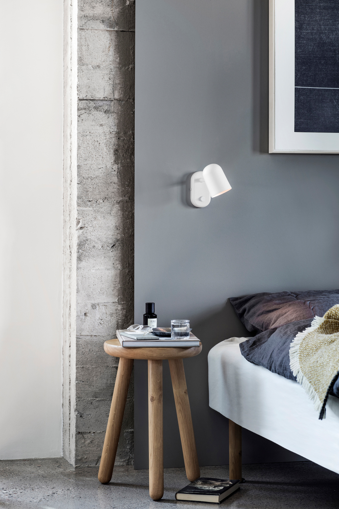 Weiße Buddy Wall Wandleuchte von Northern neben einem Bett, modernes Schlafzimmer-Design.