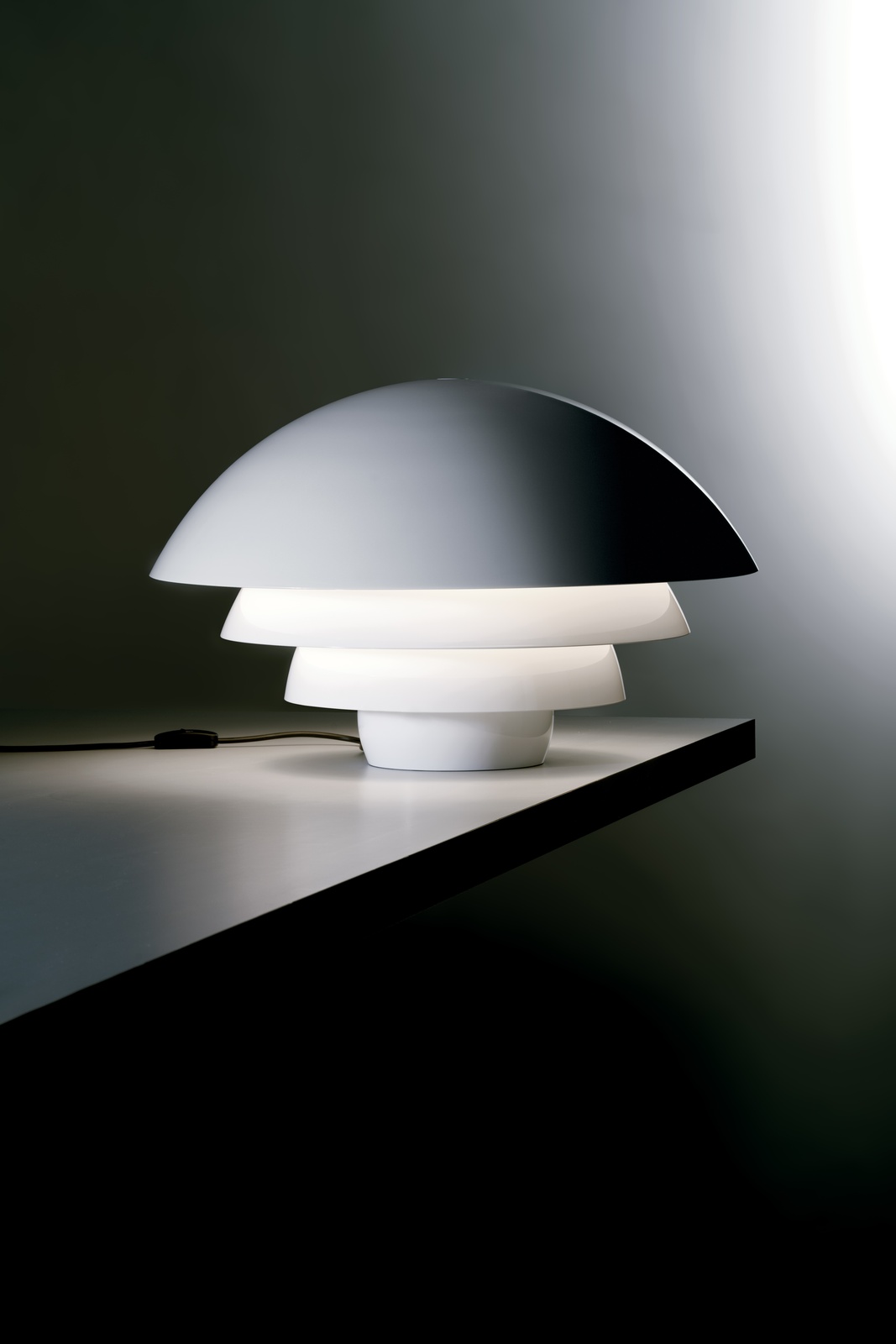 Visiere Tischleuchte von Martinelli Luce, weiße Designlampe mit drei Schirmen auf einem Tisch.