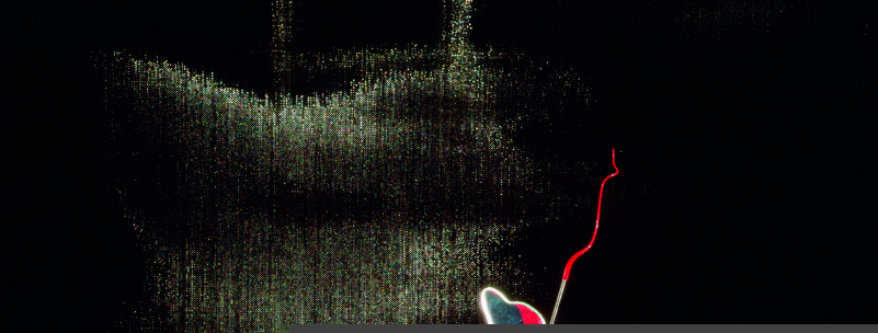 Detailaufnahme der Kokoro Tischleuchte von Ingo Maurer mit rotem Kabel und diffusem Licht.