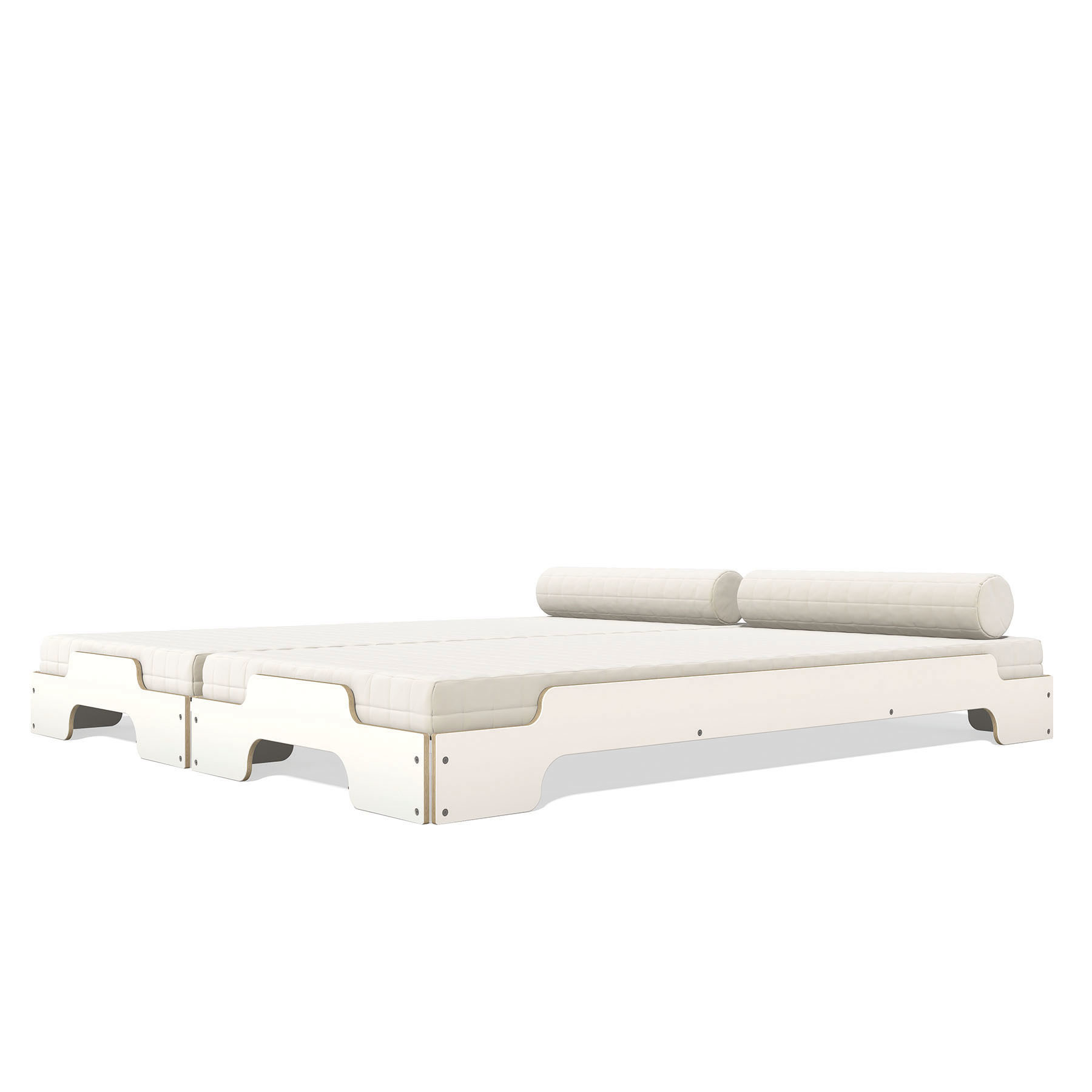 Weiße Stapelliege von Müller Möbelwerkstätten, klassisches Design mit Matratze und Kissen. Modernes Bett für Kinderzimmer.