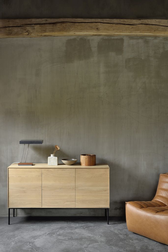 Whitebird Anrichte von Ethnicraft: Moderne Eichenholz Anrichte mit drei Türen und minimalistischem Design für Wohnzimmer und Esszimmer.