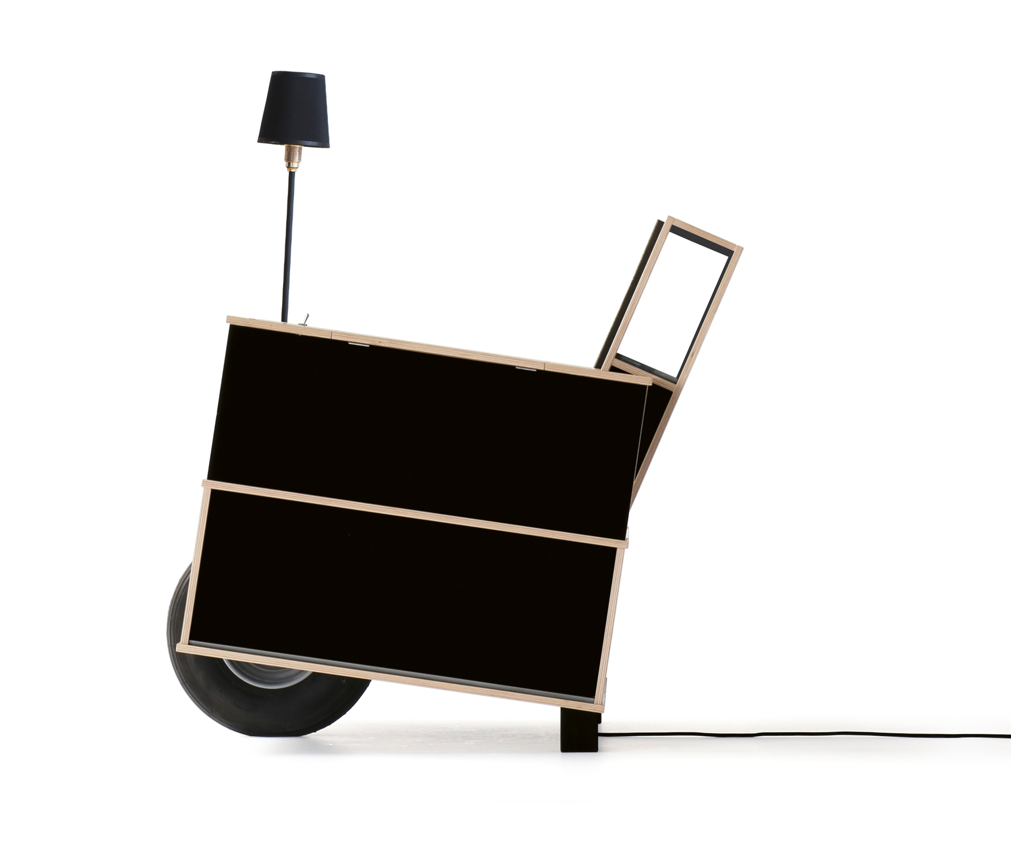 Bookinist von Nils Holger Moormann: Mobiler Lesesessel mit Lampe und Ablageflächen auf einem Rad.