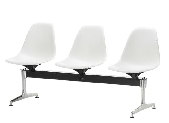 Eames Side Chair RE auf Traverse von Vitra, weiße Kunststoffschalen, Wartebereich Bestuhlung.