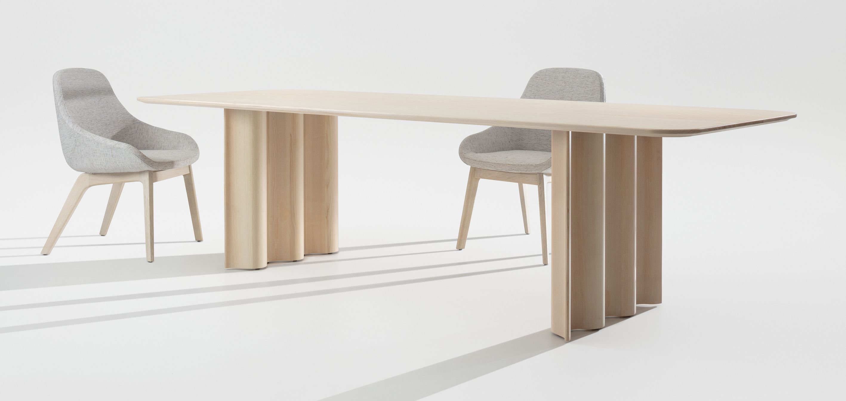 Rechteckiger Curtain Tisch aus hellem Holz mit zwei Stühlen auf weißem Hintergrund.