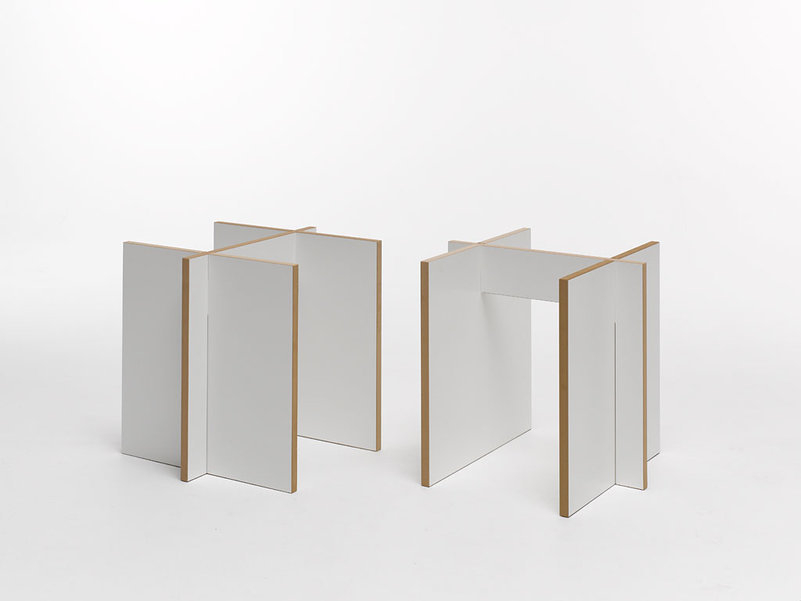 Zwei weiße Tojo Hocker aus Holz, moderne Sitzmöbel für die Tischgruppe, minimalistisches Design.