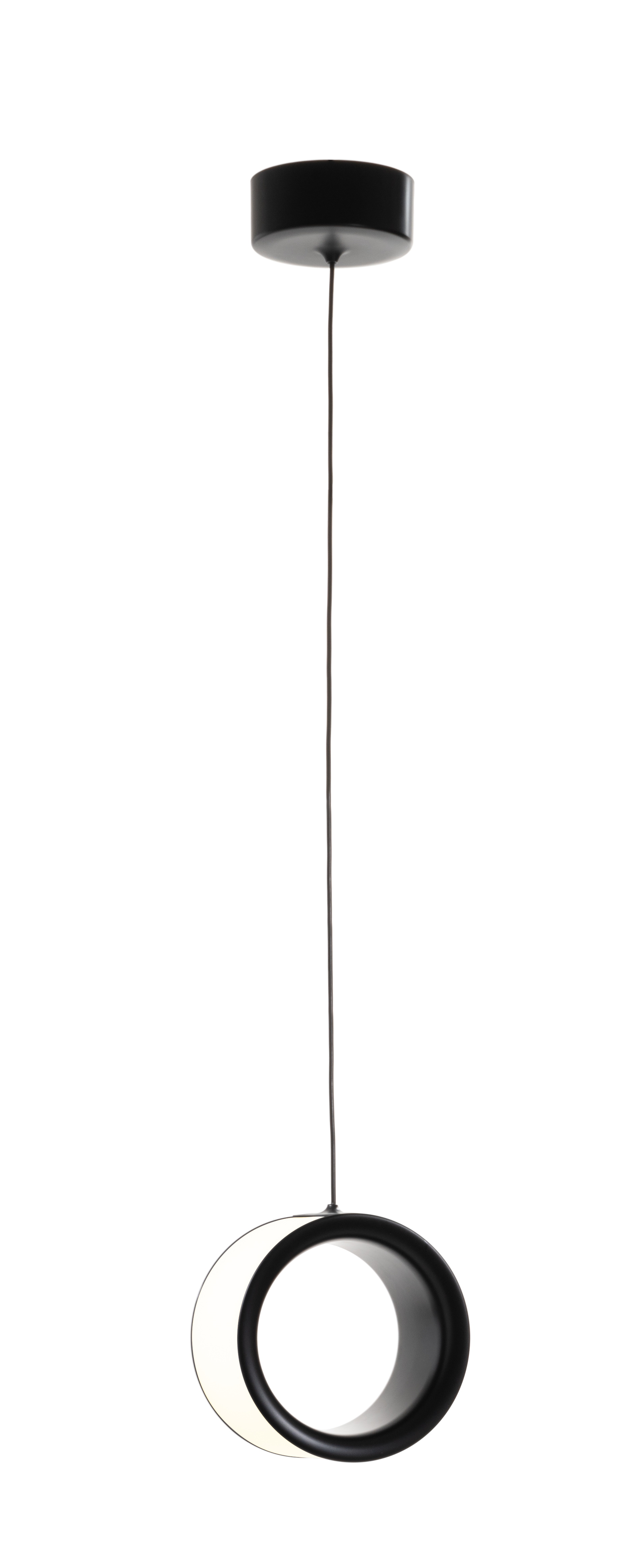Schwarze Lost Pendelleuchte von Magis, kreisförmiges Design mit LED-Beleuchtung, moderne Hängelampe für Wohnräume.