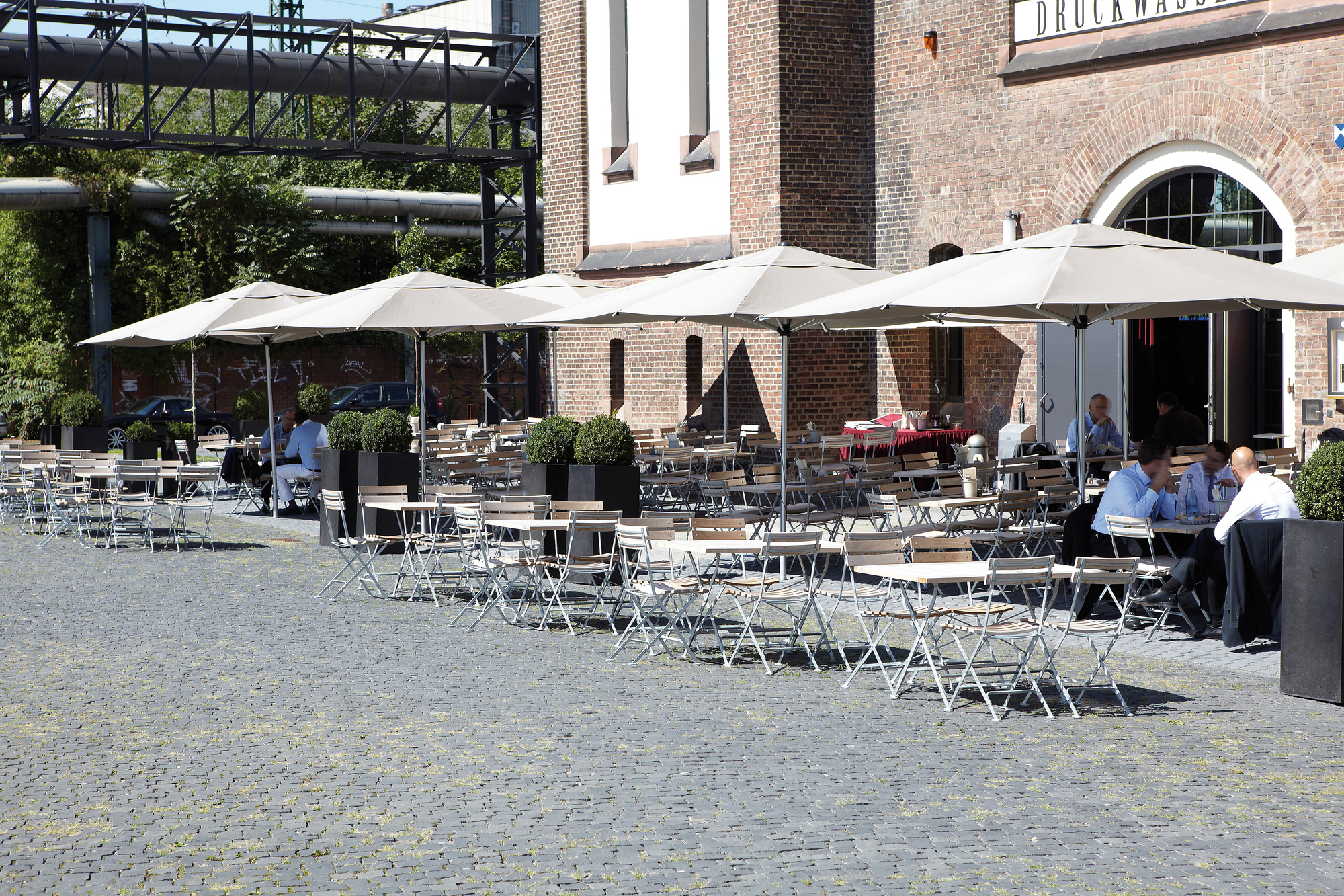 Außenaufnahme: Jan Kurtz Lucca Klapptisch Natur, 120 cm breit, im Café.