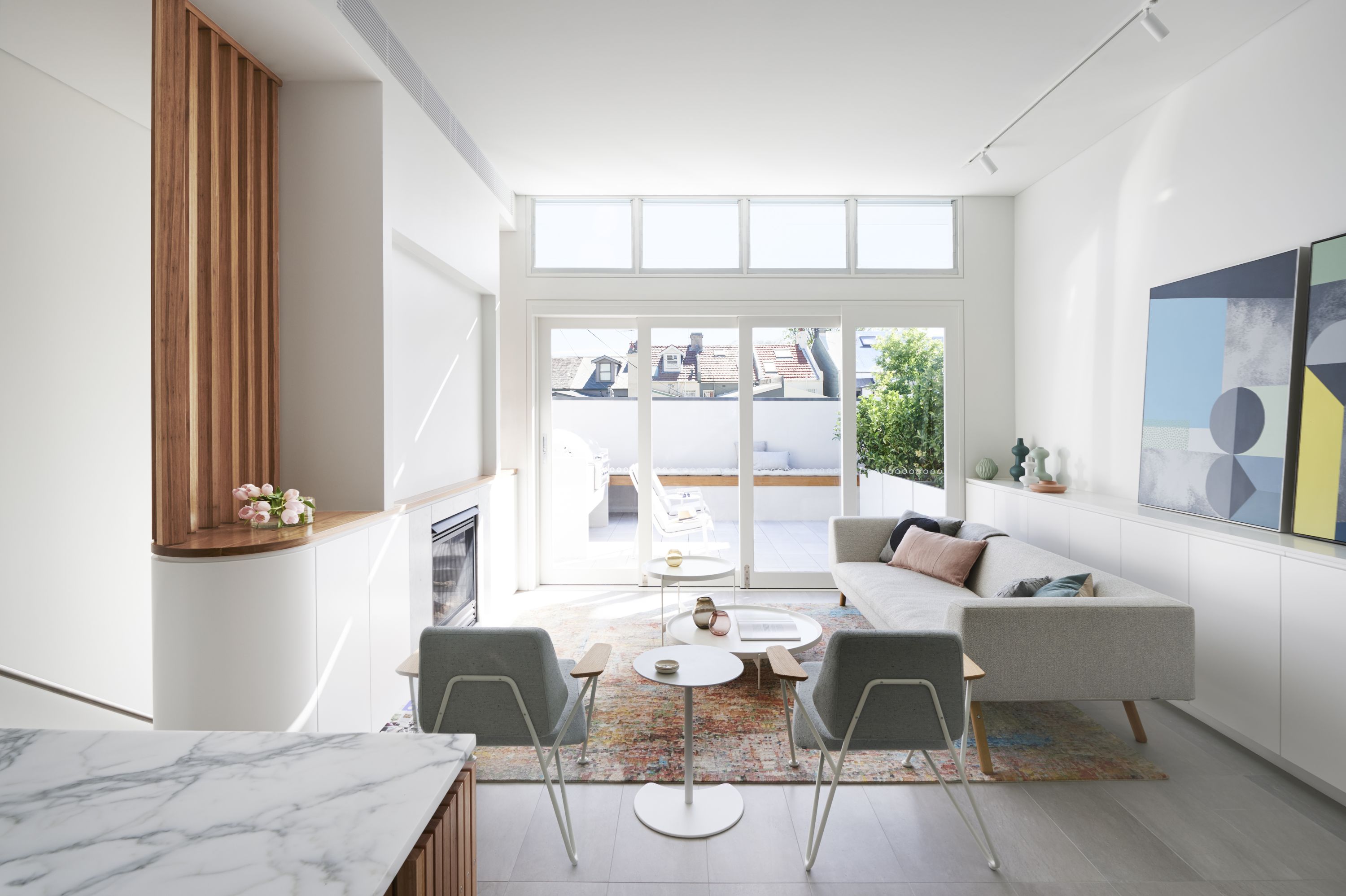 Heller Wohnraum mit zwei grauen Polygon Sesseln von Prostoria und Sofa.