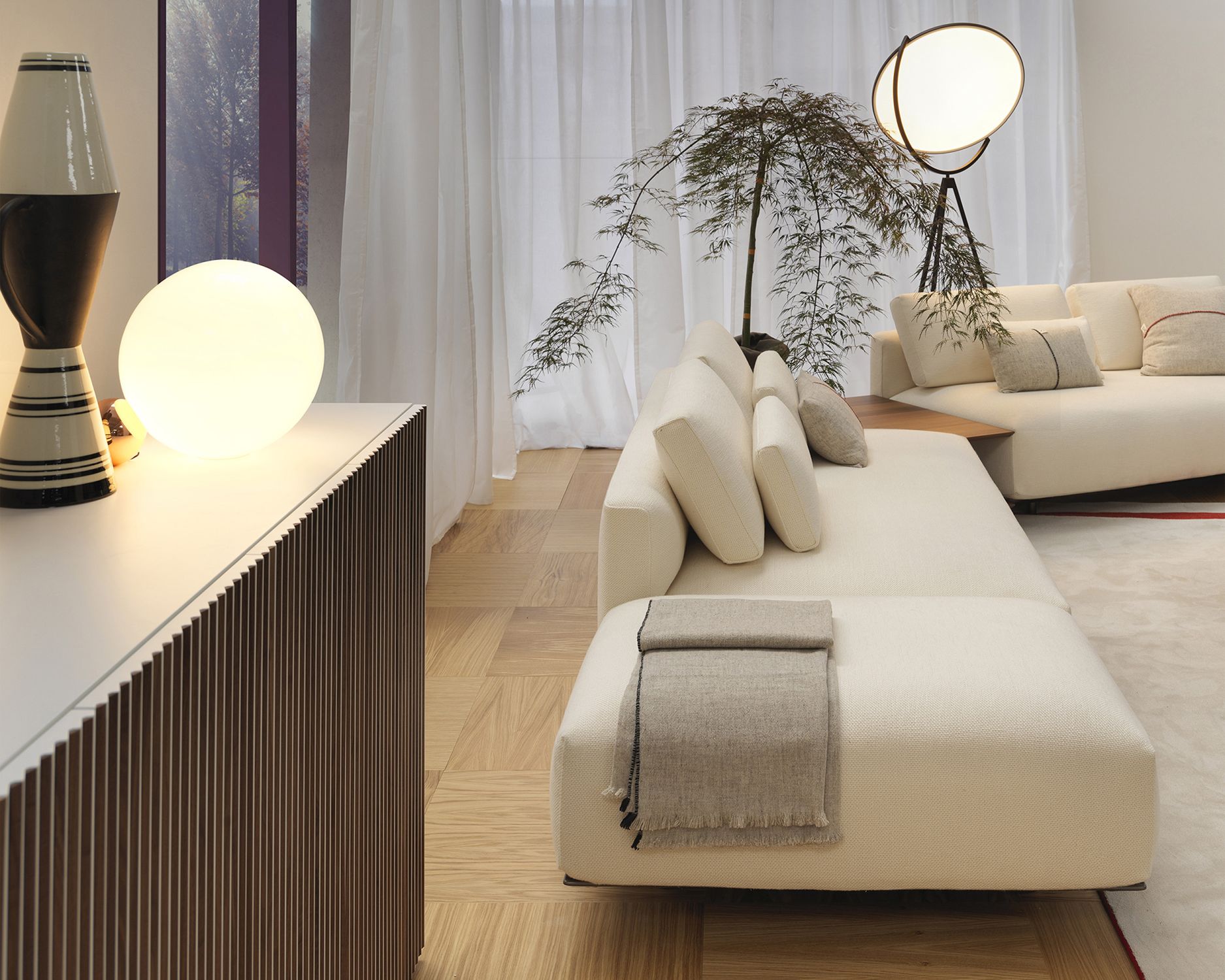 Leon Decor Anrichte von Casamania Horm in modernem Wohnzimmer mit Sofa und Beleuchtung.