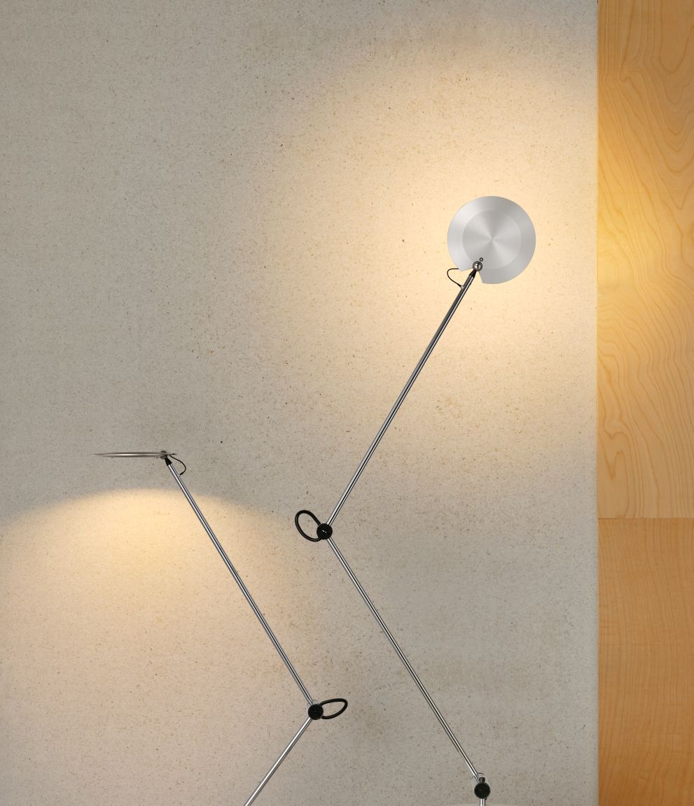 Zwei silberne Pina LED Tischleuchten, passend für USM Haller, beleuchten eine Wand.