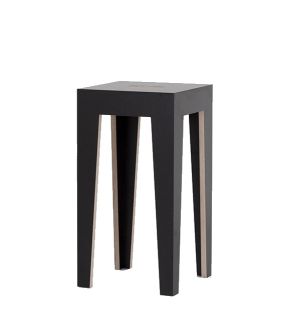 Schwarzer HUGO Barhocker mit quadratischer Sitzfläche. Moderner Hocker für Küche, Bar oder Esszimmer.