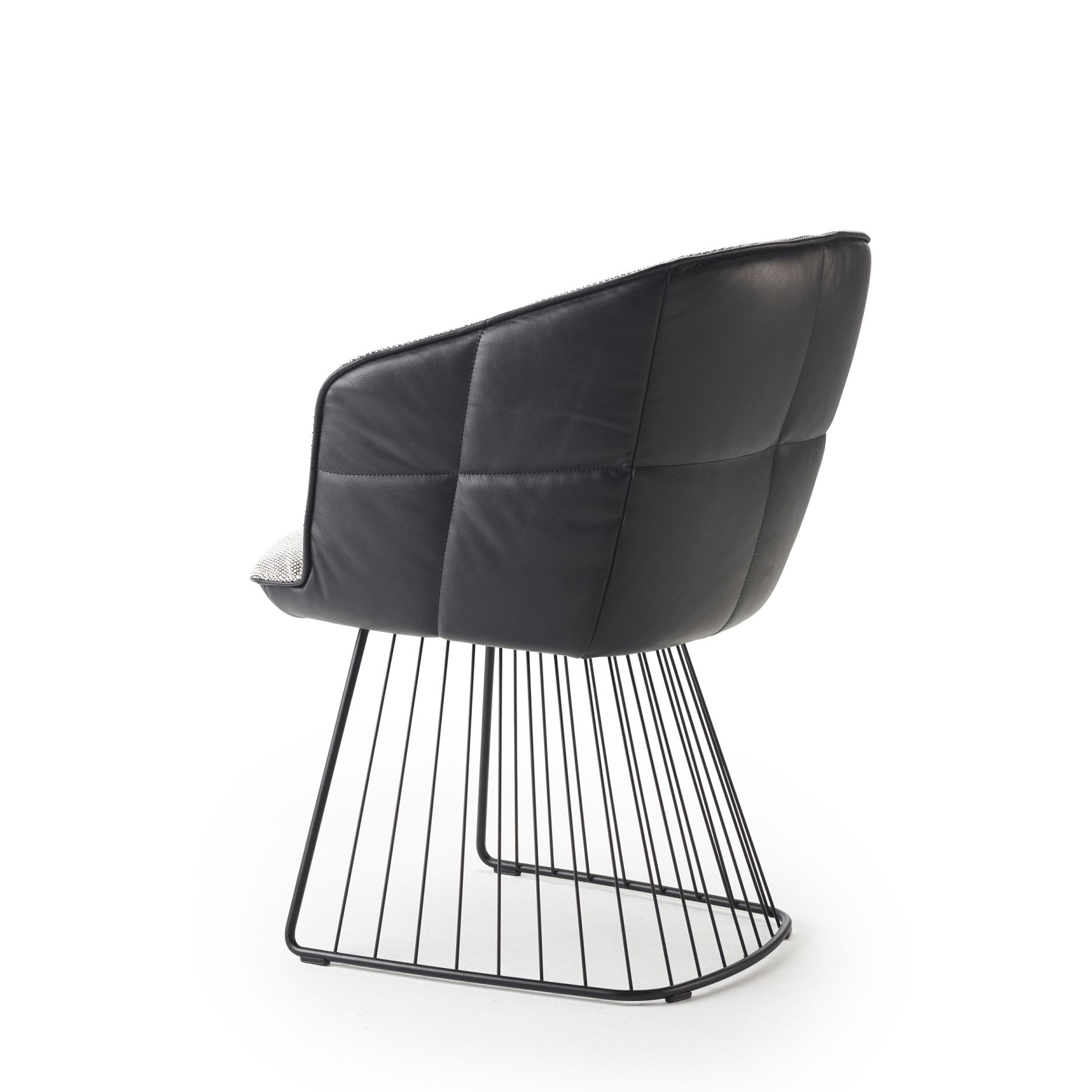 Schwarzer Marla Armlehnstuhl von Freifrau Manufaktur mit hoher Rückenlehne und filigranem Drahtgestell.