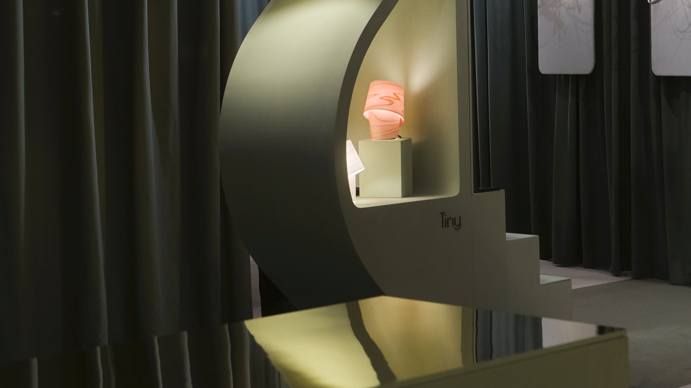 Nahaufnahme der modernen Tiny Tischleuchte von LZF Lamps mit warmem, diffusem Licht.