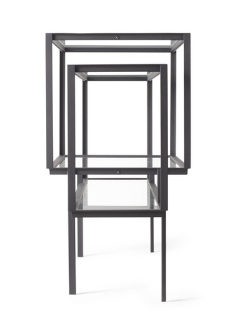 Tangled Kabinettschrank Sideboard Spectrum mit schwarzem Metallrahmen und Glasablagen, modernes Design für Wohnzimmer und Esszimmer.