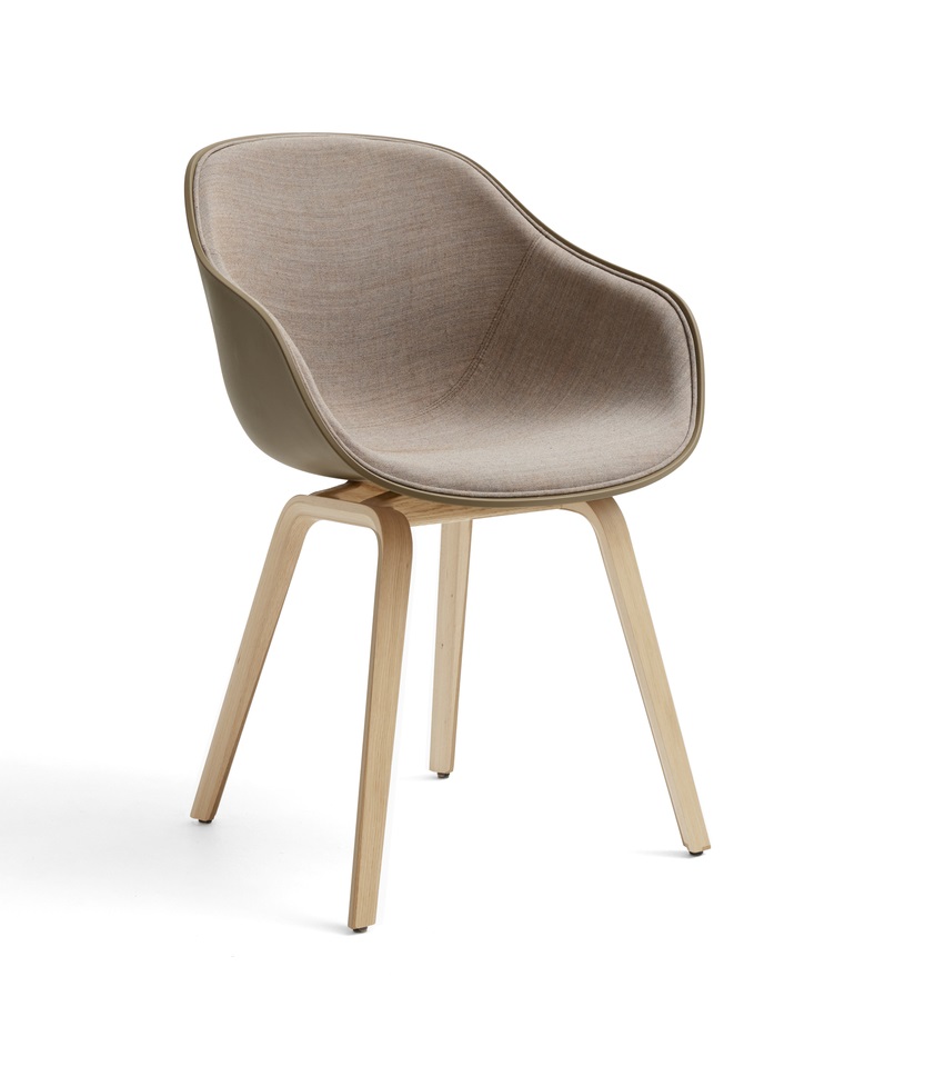 About A Chair AAC222 Stuhl mit Eichengestell und beigem Stoffbezug, moderner Designstuhl.