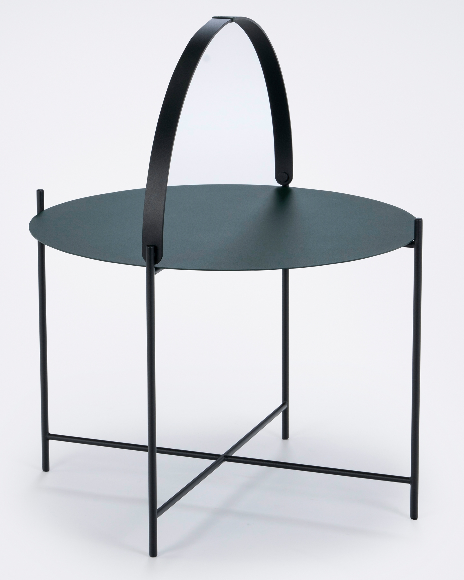 Houe Edge Tray Table Beistelltisch in Grün mit schwarzem Metallgestell und Tragegriff.