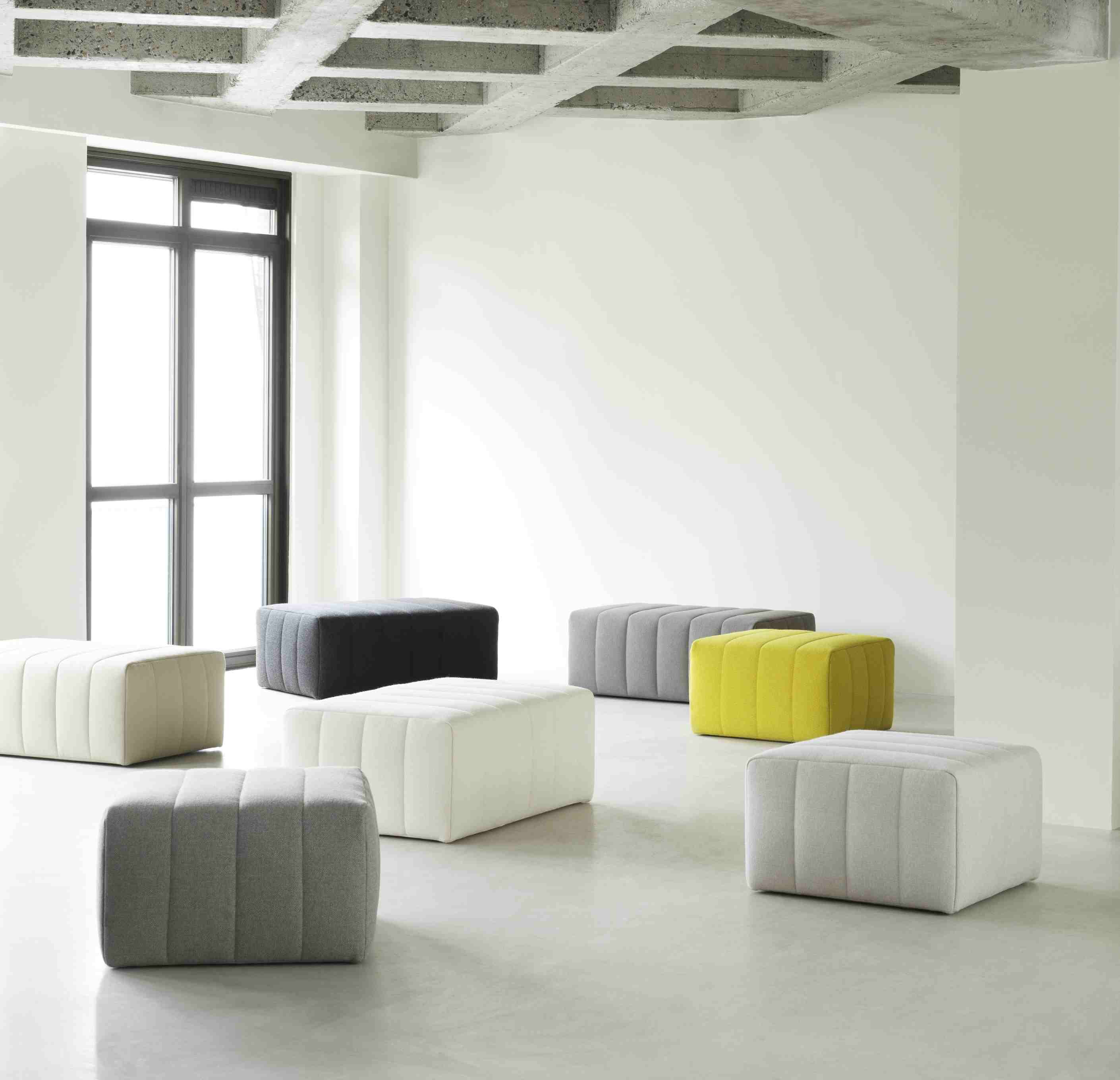 Mehrere farbige Scene Poufs von Normann Copenhagen in einem hellen Raum. Hocker für Wohnzimmer.