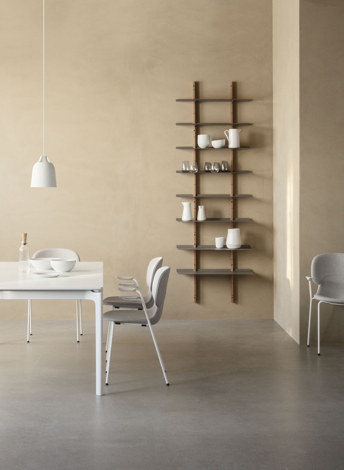 Modernes Esszimmer mit dem Smile Regal Set in Eiche von Eva Solo an der Wand.