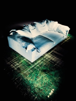 Nebula Nine Sofa mit Daunenfüllung und hellem Leinenbezug. Bequemes Designer Sofa für Wohnzimmer.